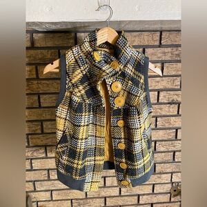‎Button up sweater vest